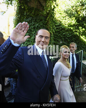 Silvio Berlusconi und seine Partnerin Francesca Pascale nehmen an der Hochzeit ihrer Schwester Marianna Pascale in Ravello Teil Mit: Silvio Berlusconi, Francesca Pascale Where: Ravello, Italien Wenn: 13. Oktober 2017 Credit: IPA/WENN.com............................. Stockfoto