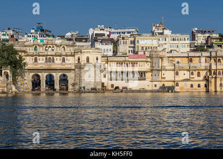 Gangaur ghat von Lake Pichola im Abendlicht, Udaipur, Rajasthan, Indien Stockfoto