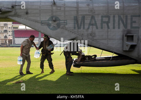 Us-Mitglieder mit Joint Task Force - Leeward Inseln Arbeit mit Mitgliedern der US-Agentur für Internationale Entwicklung Katastrophenhilfe Response Team Wasser aus der CH-53E Super Stallion Hubschrauber in Roseau, Dominica, Sept. 30, 2017 zu entladen. Auf Wunsch von USAID, JTF-LI hat eingesetzten Flugzeuge und Service Mitglieder in der Bereitstellung von Hilfsgütern zu Dominica in der Nachmahd des Hurrikans Maria zu unterstützen. Die Task Force ist in den USA eine militärische Einheit, die aus Marinen, Soldaten, Matrosen und Fliegern und stellt erste Reaktion US Southern Command zu den Hurrikanen, die beeinflussen Stockfoto