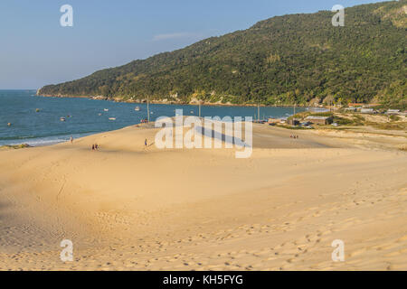 Dünen in Ponta Dos Ingleses im Costao Do Santinho Strand, Florianopolis, Santa Catarina, Brasilien Stockfoto