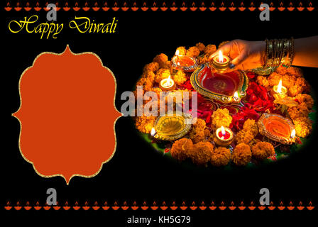 Diwali Festival Hintergrund Konzept mit Lehm diya Lampen Blumenschmuck und rangoli Muster. Stockfoto