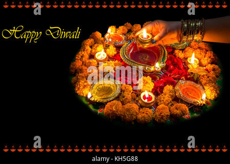 Diwali Festival Hintergrund Konzept mit Lehm diya Lampen Blumenschmuck und rangoli Muster. Stockfoto