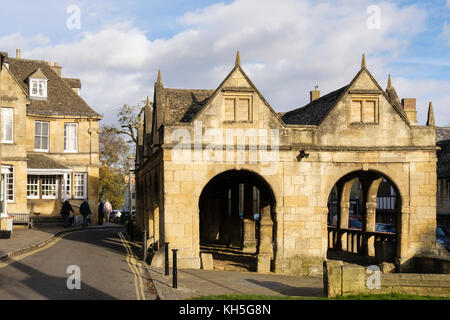 Alte Markthalle aus dem 17. Jahrhundert im historischen Cotswold Stone Village von Chipping Campden, Cotswolds, Gloucestershire, England, Großbritannien, Großbritannien Stockfoto