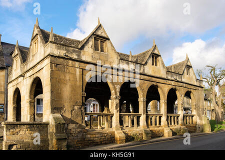 Die alte Markthalle aus dem 17. Jahrhundert im historischen Cotswold Stone Village. High Street, Chipping Campden, Cotswolds, Gloucestershire, England, Großbritannien, Großbritannien Stockfoto