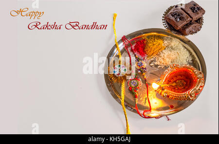 Raksha Bandhan indischen Hindu festival Hintergrund Inhalte mit rakhi, Ton öl Lampe, Reis Spezialitäten und kumkum Pulver. Stockfoto