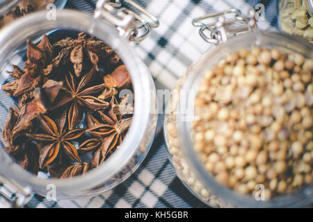 Whisky und Gin Zutaten: in Glas Glas in Blau und Weiß tartan Stockfoto