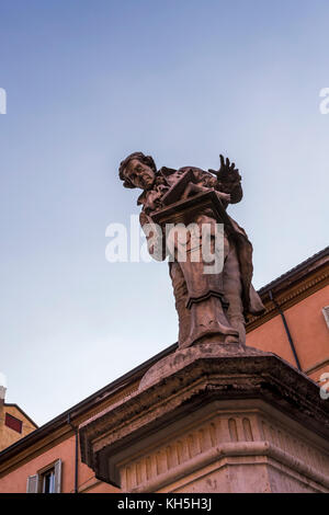 Statue des Wissenschaftlers Galvanni in der Piazza nach ihm benannt. Das Leben in der Stadt Bologna, Italien. Stockfoto