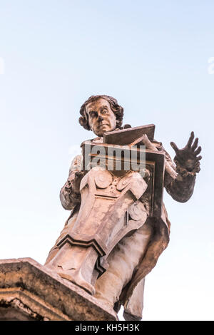 Statue des Wissenschaftlers Galvanni in der Piazza nach ihm benannt. Das Leben in der Stadt Bologna, Italien. Stockfoto