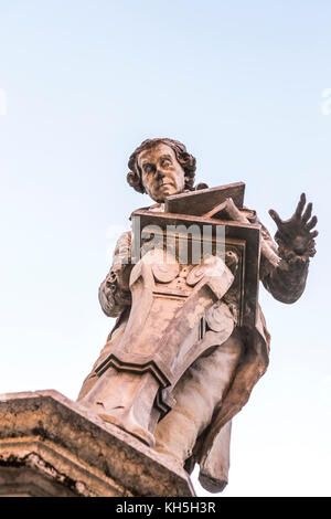 Statue des Wissenschaftlers Galvanni in der Piazza nach ihm benannt. Das Leben in der Stadt Bologna, Italien. Stockfoto