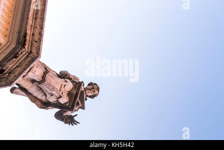 Statue des Wissenschaftlers Galvanni in der Piazza nach ihm benannt. Das Leben in der Stadt Bologna, Italien. Stockfoto