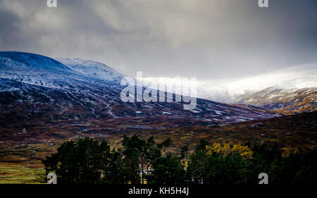 Schneebedeckte Berge in der Nähe von dalnaspidal wie von der a9 gesehen, Highlands von Schottland Stockfoto