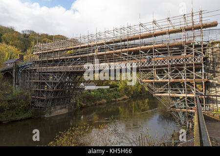 Die berühmte Eiserne Brücke in der Stadt Ironbridge in Shropshire, England, im Gerüst als Teil einer £ 1,2 m Wiederherstellung Projekt abgedeckt, November 2017. Stockfoto