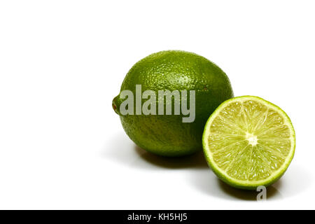 Studio shot Bild von Juicy organisch reif Limes auf weißem Hintergrund Stockfoto