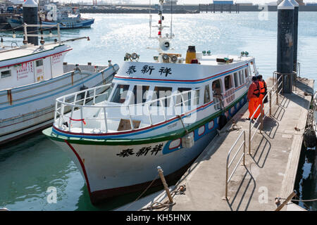 Taiwan Küstenwache Personal stehen neben Freude und Freizeit Boot innen oder Wu-Chi Wuqi Fischereihafen, qingshui Bezirk, Taichung City günstig Stockfoto