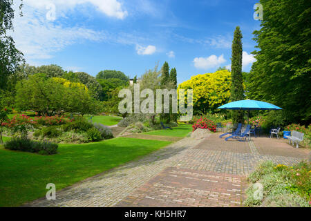 City Park in Mannheim. Ruhestätte. vielen Blumen und Bäumen. Stockfoto