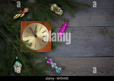 Alte sowjetische russische Weihnachten Neujahr Glas Spielzeug auf dem hölzernen Hintergrund Retro Vintage. getönt. Stockfoto
