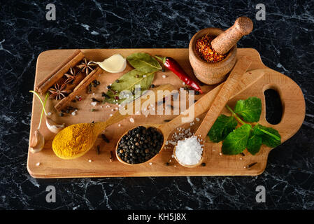 Blick von oben auf die Gewürze und Kräuter am Küchentisch. Gewürze für eine gesunde Mahlzeit. Ansicht von oben. Stockfoto