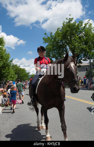 Pferde und Reiter am 4. Juli Parade in Williamstown, Massachusetts. Stockfoto