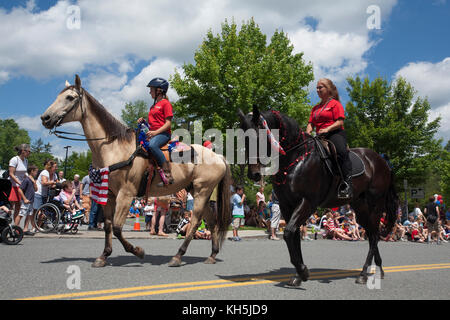 Pferde und Reiter am 4. Juli Parade in Williamstown, Massachusetts. Stockfoto