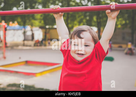 Portrait von cute junge lächelnd und Spielen auf dem Spielplatz Stockfoto