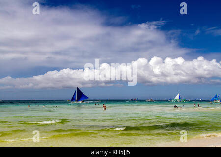 Segeln ist sehr beliebt auf der Insel Boracay, Philippinen. Segelboote/Ausleger sind reichlich. Stockfoto