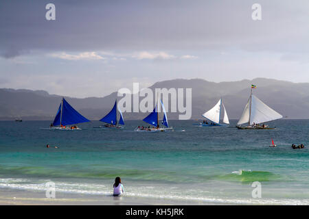 Segeln ist sehr beliebt auf der Insel Boracay, Philippinen. Segelboote/Ausleger sind reichlich. Stockfoto