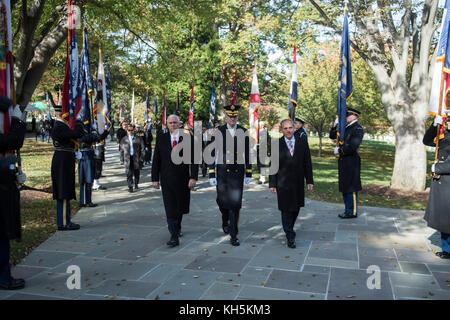 Von links: Vice President Mike Pence; Generalmajor Michael Howard, Kommandierender General, U.S. Army Military District von Washington; und David J. Shulkin, s Stockfoto