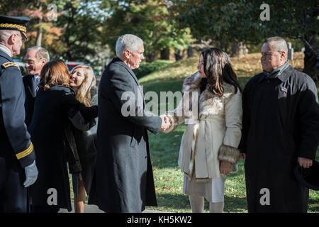 Vice President Mike Pence ist von Karen Durham-Aguilera, Executive Director, Army National Soldatenfriedhöfe, am Veterans Day in Arlington Nat begrüßt Stockfoto
