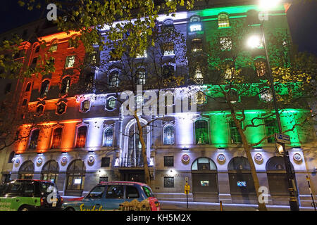 Blick auf Indien Haus auf dem Aldwych, London hell mit farbigen Lichtern bei Nacht beleuchtet Stockfoto