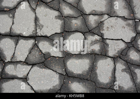 Risse im Asphalt. Bild kann als Hintergrund verwendet werden Stockfoto