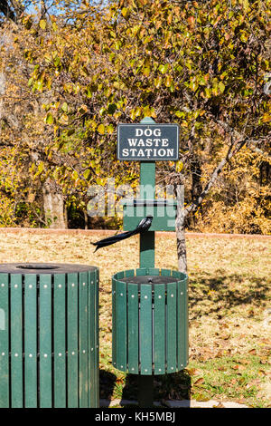 Ein Hund Abfall Bahnhof mit Plastiktüten und Kabelstecker. Bluff Creek Trail, Bluff Creek Park, Oklahoma City, Oklahoma, USA. Stockfoto