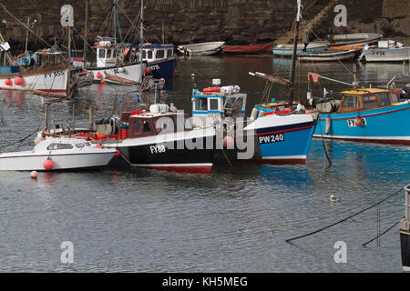 Fischerboote im Hafen von Mevagissey Cornwall Stockfoto