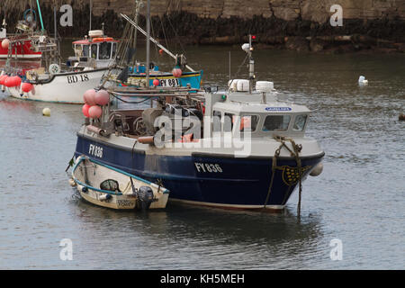 Fischerboote im Hafen von Mevagissey Cornwall Stockfoto