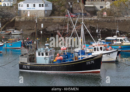 Fischerboote im Hafen von Mevagissey Cornwall Stockfoto