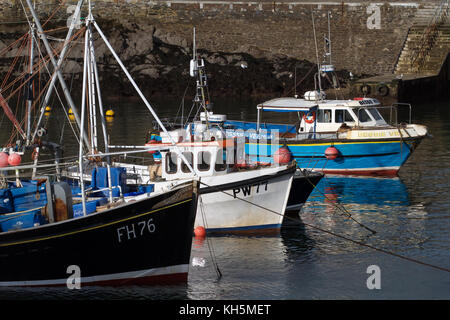 Fischerboote im Hafen von Mevagissey Cornwall Stockfoto