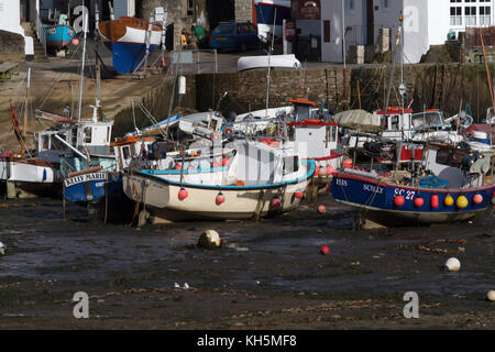 Fischerboote im Hafen von Mevagissey Cornwall Stockfoto