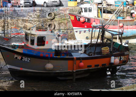 Fischerboote im Hafen von Mevagissey Cornwall Stockfoto