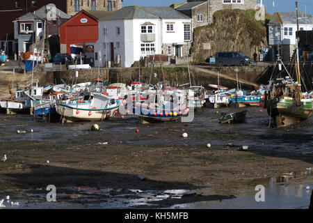 Fischerboote im Hafen von Mevagissey Cornwall Stockfoto