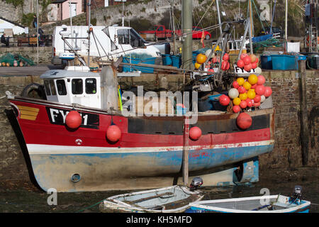 Fischerboote im Hafen von Mevagissey Cornwall Stockfoto