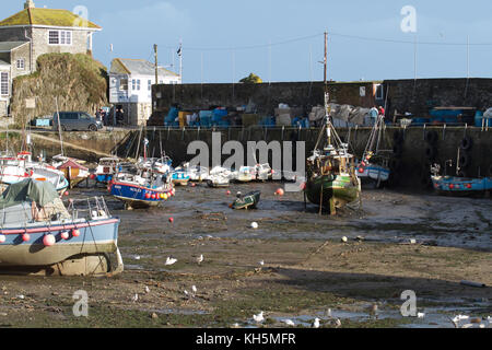 Fischerboote im Hafen von Mevagissey Cornwall Stockfoto