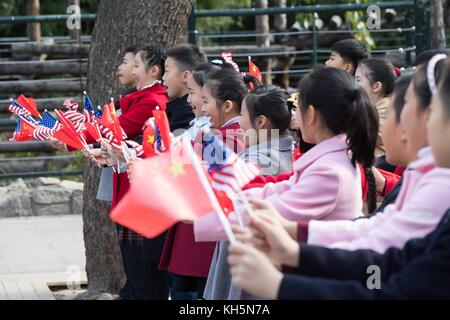 Chinesische Schulkinder von der Shija Grundschule heißen U. willkommen Die First Lady Melania Trump posiert während ihres Besuchs im Pandahaus während eines Besuchs im Pekinger Zoo am 10. November 2017 in Peking, China. Stockfoto