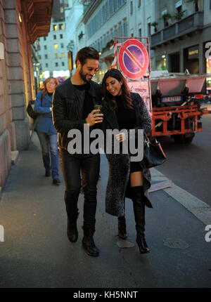 Mailand, Alex belli und Freundin mila Suarez Shopping in der Innenstadt von Alex belli kommt in der Innenstadt zusammen mit Freundin mila Suarez für Shopping. Sie sind bei der "Zanotti 'Boutique in der Via Montenapoleone überrascht, während mila Suarez einige Modelle von Boot versucht, und Alex belli versucht, sie geben Tipps zu kaufen. Nach einer halben Stunde die beiden der Boutique verlassen und einen Spaziergang zu machen, bevor sie das Haus verlassen. Stockfoto