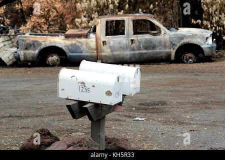 Napa, CA, USA. November 2017. Bewohner, die ihre Häuser im Atlas-Feuer verloren haben, können ihre Post beim Postamt der Trancas Street abholen. Quelle: Napa Valley Register/ZUMA Wire/Alamy Live News Stockfoto