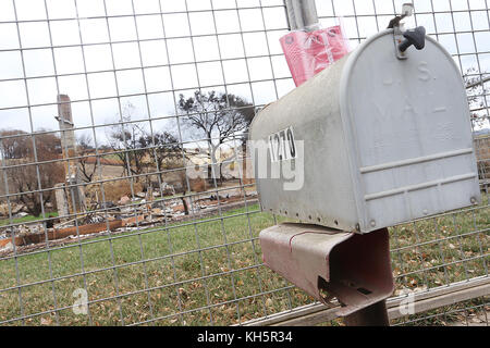 Napa, CA, USA. November 2017. Bewohner, die ihre Häuser im Atlas-Feuer verloren haben, können ihre Post beim Postamt der Trancas Street abholen. Quelle: Napa Valley Register/ZUMA Wire/Alamy Live News Stockfoto