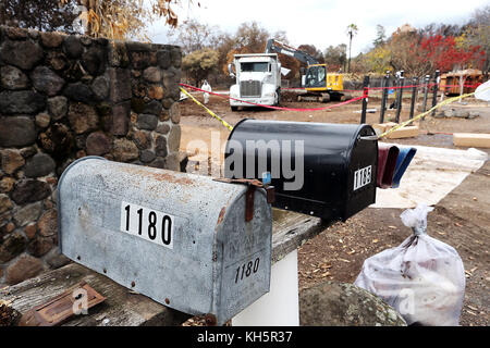 Napa, CA, USA. November 2017. Die Crews entfernen am Montag Trümmer aus einem Haus auf der Soda Canyon Road. Bewohner, die ihre Häuser im Atlas-Feuer verloren haben, können ihre Post beim Postamt der Trancas Street abholen. Quelle: Napa Valley Register/ZUMA Wire/Alamy Live News Stockfoto