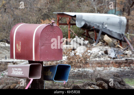 Napa, Ca, USA. 13 Nov, 2017 Bewohner, die ihre Häuser im Atlas Brand verloren ihre Post in der trancas Street Post sammeln können. Credit: Napa Senke-Register/zuma Draht/alamy leben Nachrichten Stockfoto