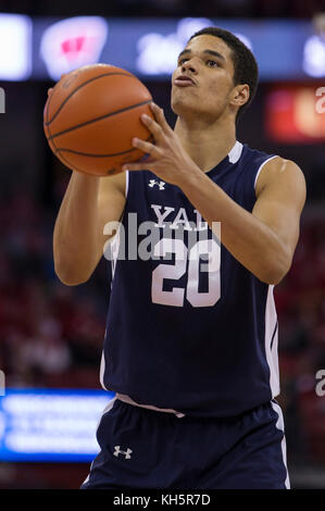 Madison, WI, USA. 12 Nov, 2017. Während der NCAA Basketball Spiel zwischen der Yale Bulldogs und die Wisconsin Badgers in der Kohl Center in Madison, WI. Wisconsin besiegt Yale 89-61. John Fisher/CSM/Alamy leben Nachrichten Stockfoto