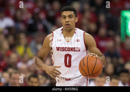 Madison, WI, USA. 12 Nov, 2017. Wisconsin Dachse guard D'Mitrik Trice #0 während der NCAA Basketball Spiel zwischen der Yale Bulldogs und die Wisconsin Badgers in der Kohl Center in Madison, WI. Wisconsin besiegt Yale 89-61. John Fisher/CSM/Alamy leben Nachrichten Stockfoto
