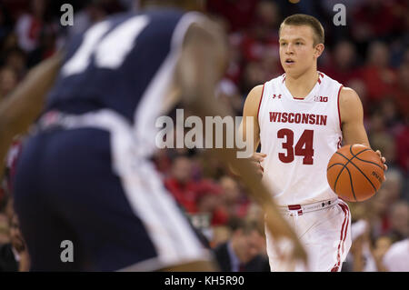 Madison, WI, USA. 12 Nov, 2017. Wisconsin Dachse guard Brad Davison #34 während der NCAA Basketball Spiel zwischen der Yale Bulldogs und die Wisconsin Badgers in der Kohl Center in Madison, WI. Wisconsin besiegt Yale 89-61. John Fisher/CSM/Alamy leben Nachrichten Stockfoto