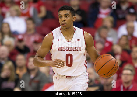 Madison, WI, USA. 12 Nov, 2017. Wisconsin Dachse guard D'Mitrik Trice #0 während der NCAA Basketball Spiel zwischen der Yale Bulldogs und die Wisconsin Badgers in der Kohl Center in Madison, WI. Wisconsin besiegt Yale 89-61. John Fisher/CSM/Alamy leben Nachrichten Stockfoto
